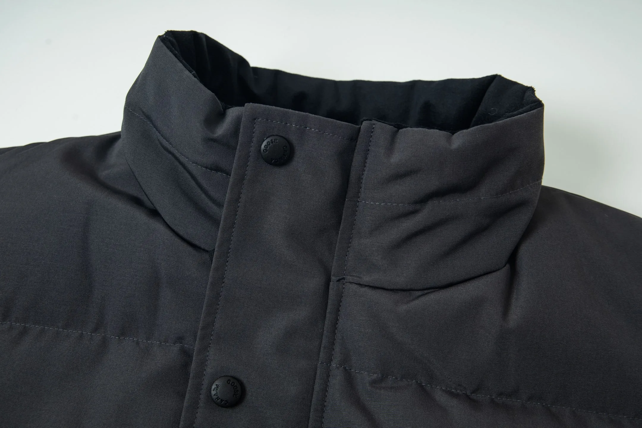P360 Canada Goose/Canada Goose Black Label #Freestyle Crew 4151mb men's and women's vest down ➖ Imported Behringer embroidery machine customized 10,000-needle embroidery label! ➖ Imported 21-count polyester-cotton blended original fabric, using Feather-Light 10D waterproof coating fabric, made of 84.5% polyester fiber and 15.5% cotton, 100% the best feel in the entire network! ➖ The genuine official website uses the national standard 80 white duck down, and will never be misled by false claims such as 90 down or goose down! ➖ 100% nylon nylon lining with double double-layer sealing design to prevent velvet from running away. Top-grade polar fleece is used in the collar and pockets to keep warm and comfortable! ➖ Yoshida YKK provides original custom-made electroplated sliders. YKK two-way lockable zippers are tight and smooth and will not peel off paint! ➖ 3M composite original Velcro is durable, and all accessories and hardware are disassembled and customized! ⛔No slander, no exaggeration, no need for too much copywriting, because it is focused, it is professional!  SIZE: XS S M L XL XXL